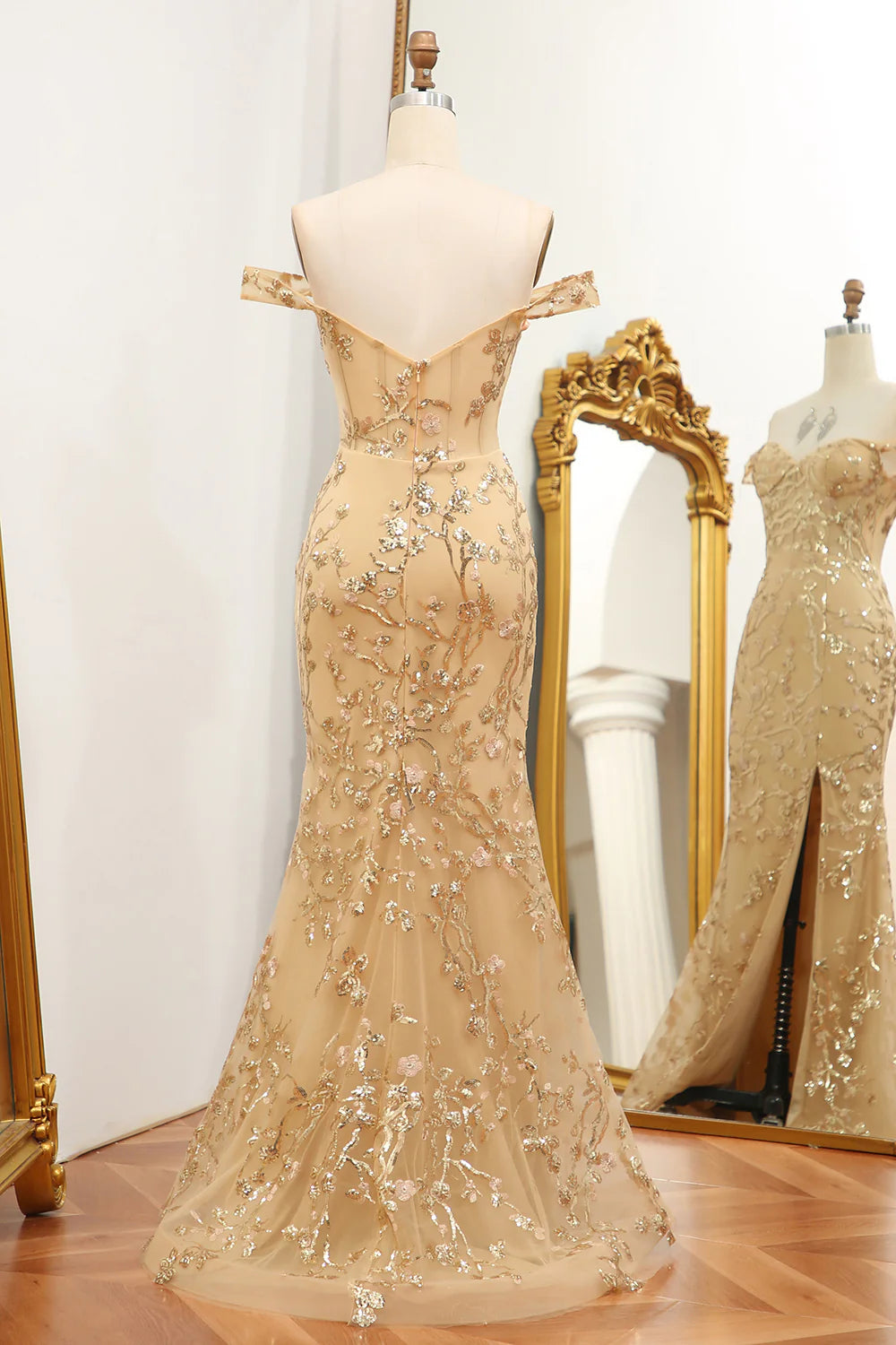 Vestido de fiesta largo con cuentas y hombros descubiertos de sirena dorada con abertura